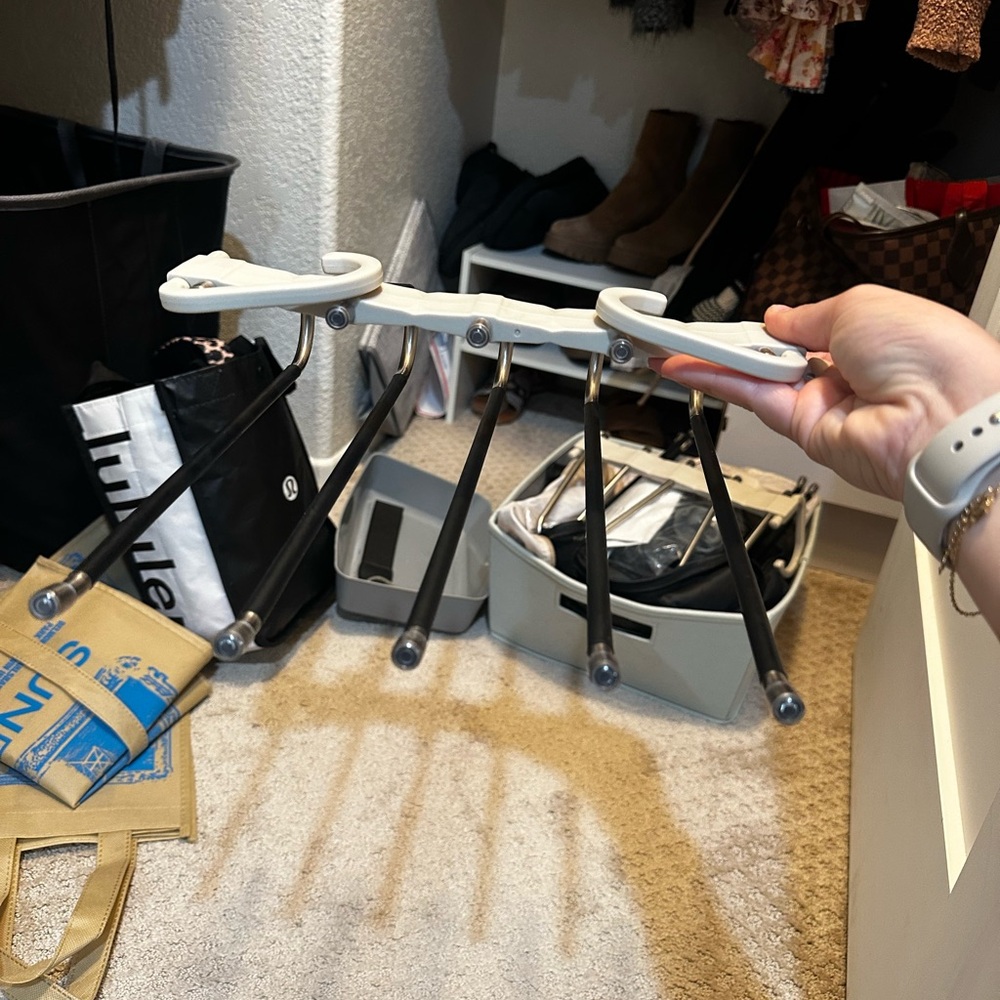 Expandable Black and White Hanger